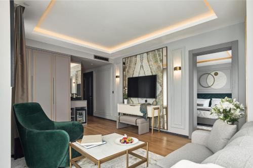 蒂瓦特La Fleur Boutique Hotel的带沙发的客厅和带沙发床的房间