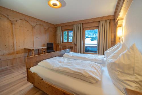 阿尔卑巴赫Haus Forelle的一间卧室设有两张床和窗户。