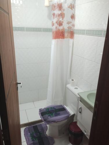 曼加拉蒂巴Apartamento Mangaratiba 2 suites的浴室配有卫生间、淋浴和盥洗盆。