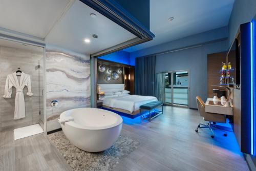 曼哈顿海滩曼哈顿海滩酒店的带浴缸和床的浴室