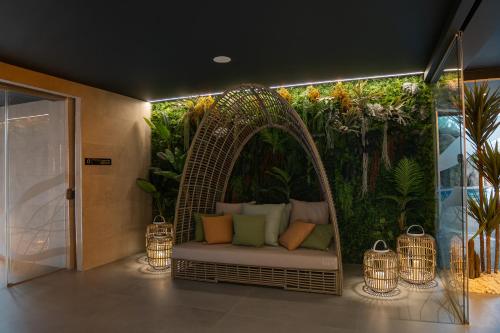 凡道Alambique - Hotel Resort & Spa的花园前带柳条长凳的房间