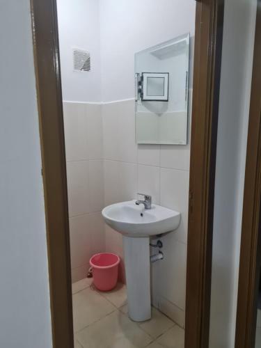 丹吉尔appart hotel tanger gzenaya的一间带水槽和镜子的浴室