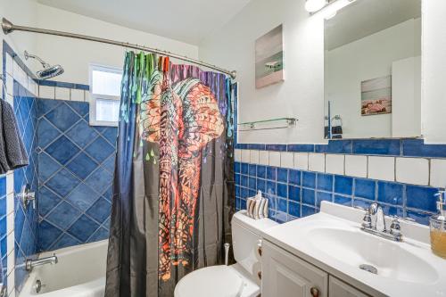 奥克兰Oakland Apartment with Shared Hidden Backyard Oasis!的浴室配有淋浴帘和盥洗盆。