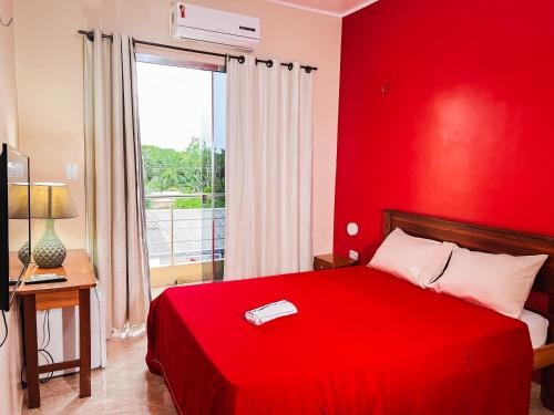 Hotel fit的红色的卧室设有红色的床和窗户