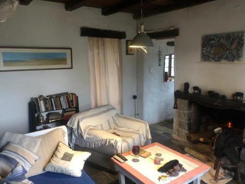 拉佩德雷拉La Peregrina - Posada的带沙发和壁炉的客厅