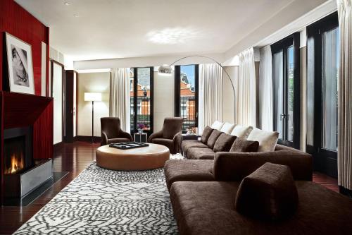 伦敦Bulgari Hotel London的带沙发和壁炉的客厅