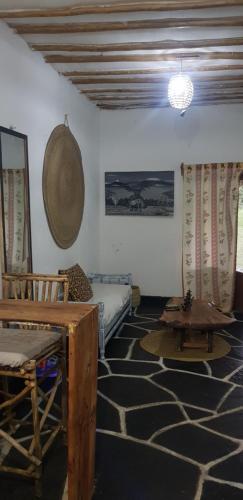 迪亚尼海滩Edenic的客厅配有桌子和沙发