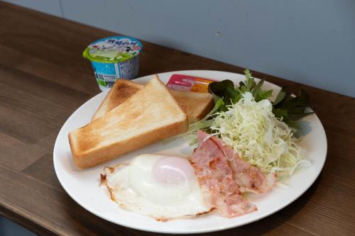 汤泽町ロッヂモントゼー的鸡蛋面包和沙拉等白盘食物