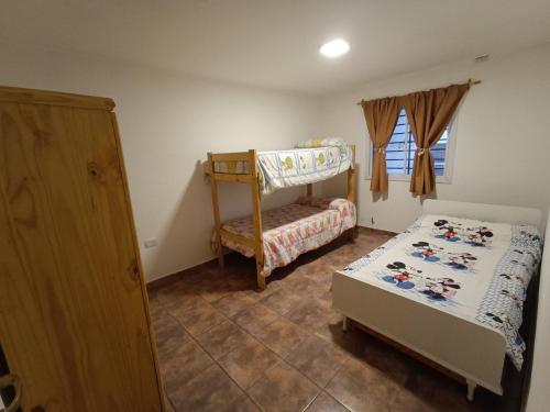 圣拉斐尔Casa Romo的一间卧室配有两张双层床和一张床