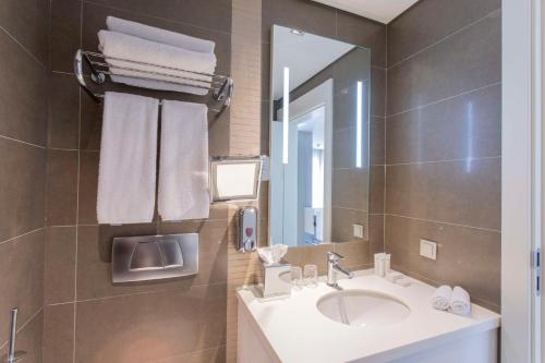 伊斯坦布尔Radisson Residences Avrupa TEM Istanbul的一间带水槽和镜子的浴室