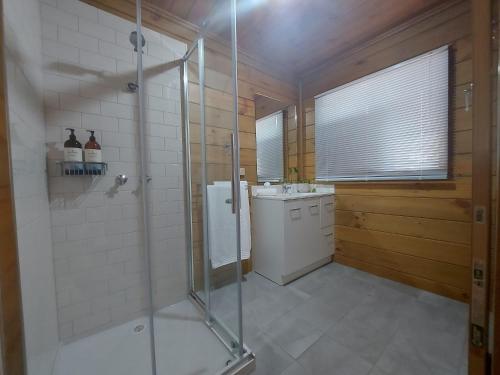 伊丘卡Bushland Cabin near Town, River and Restaurants的带淋浴和盥洗盆的浴室