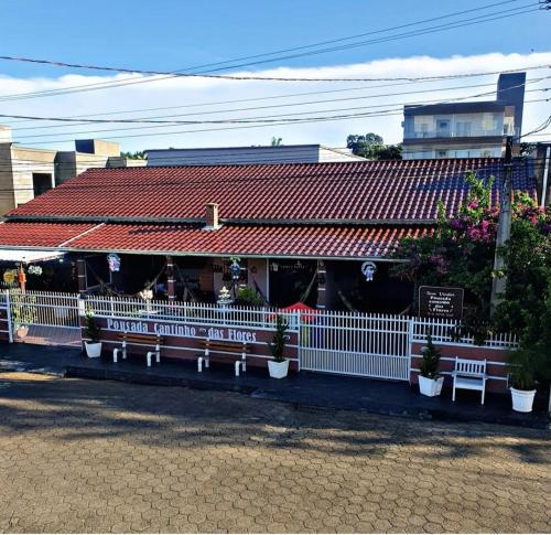 佩尼亚Pousada Cantinho das Flores的前面有白色围栏的餐厅