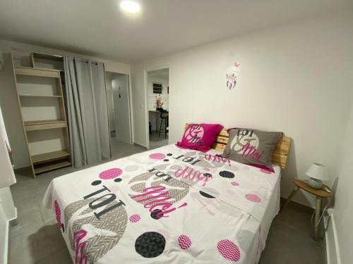 卡佩斯特雷贝勒奥L Oasis des kassaveries的卧室配有一张带粉红色枕头的大床