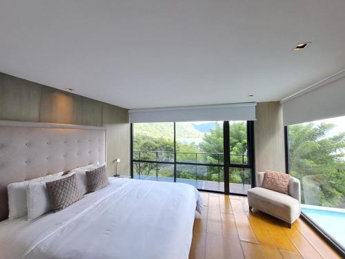 El CongoCardedeu Hotel Lago de Coatepeque的一间卧室设有一张大床和一个大窗户