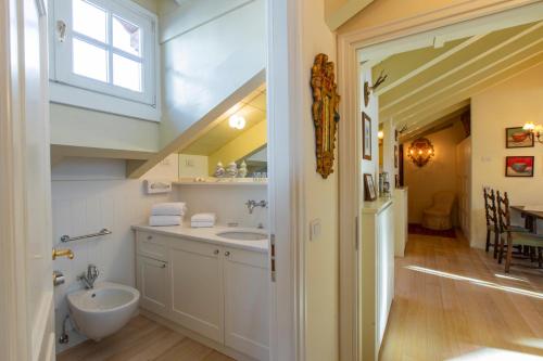 利维尼奥White Pine Lodge Livigno的一间带水槽和卫生间的浴室以及窗户。