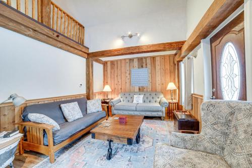 Jones Mills Vacation Rental Near Skiing and Hiking!的客厅配有沙发和桌子