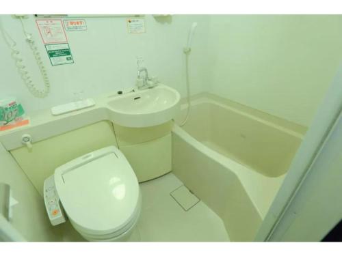 札幌R&B Hotel Sapporo Kita 3 Nishi 2 - Vacation STAY 39508v的一间带卫生间和水槽的小浴室