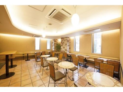 札幌R&B Hotel Sapporo Kita 3 Nishi 2 - Vacation STAY 39508v的用餐室设有桌椅和窗户。