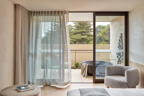 索伦托索伦托酒店的卧室设有1个带桌椅的阳台