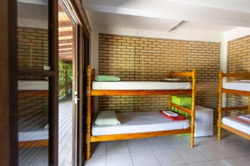 Paraíso Hostel Praia do Rosa客房内的一张或多张双层床