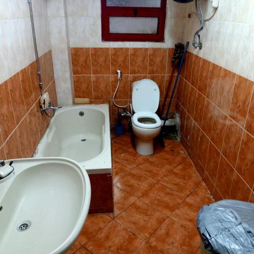 十月六日城بيت الطالبات والمغتربات的一间带卫生间和浴缸的浴室
