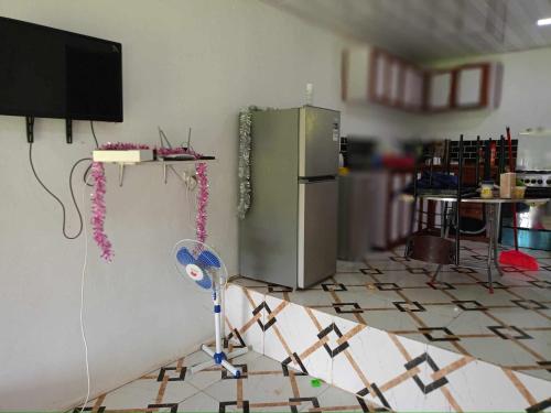 维拉港Tias appartment的一间厨房,在房间内配有冰箱