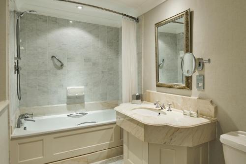韦尔汉伯瑞曼诺万豪酒店及乡村俱乐部 的一间带水槽、浴缸和镜子的浴室