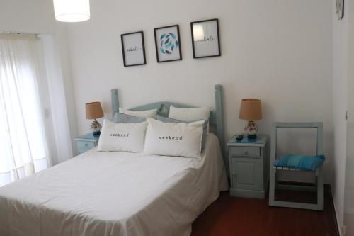 皮纳马尔EDIFICIO CABO FRIO的一间卧室配有带白色床单和枕头的床。