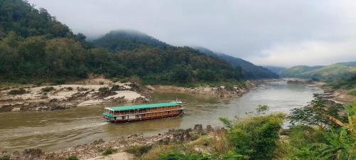 北宾Mekong Backpackers的山上的一条河上的小船