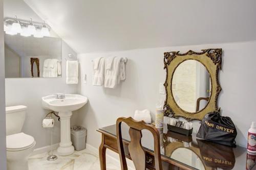 库珀维尔安克雷奇住宿加早餐旅馆的浴室配有盥洗池、卫生间和镜子。