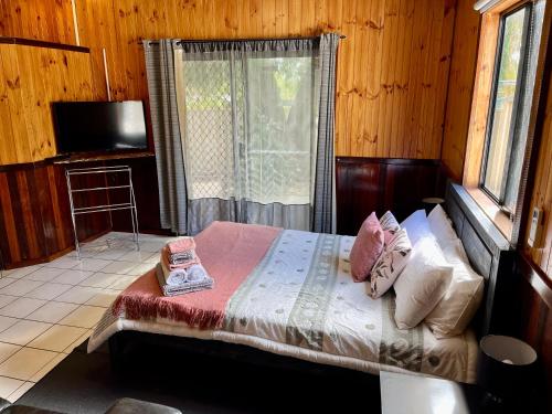 埃斯佩兰斯斯佩兰斯乡村酒店的卧室配有带枕头的床铺和窗户。