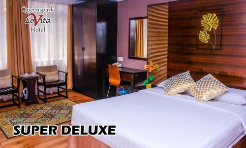 马六甲Queenspark Lovita Hotel的配有一张床和一张书桌的酒店客房