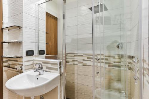 里米尼阿瓦娜梅尔酒店的一间带水槽和淋浴的浴室
