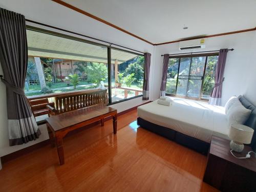 高兰班长滩旅馆的一间卧室设有一张床和一个大窗户