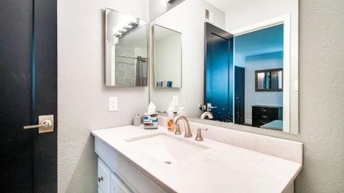 斯科茨Contemporary Condo in Hub of Old Town Scottsdale的白色的浴室设有水槽和镜子