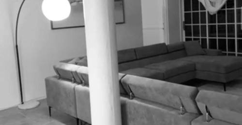 AlbionEagles Nest Villa House AC TV WIFI Fan Luxury Modern的客厅配有沙发和桌子