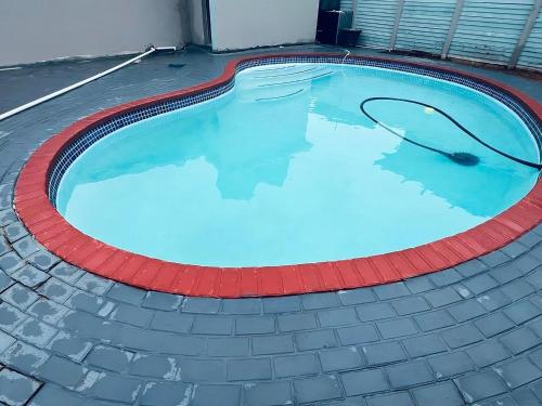 穆西纳Mudix Royal Palace Guest Lodge的一座大型游泳池,四周有红色的路障