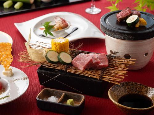 日南TennenOnsen Hinatanoyado Nichinan Miyazaki - Vacation STAY 18651v的红色桌子上带食物的桌子