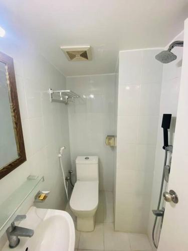 达卡Cozy Studio Apartment Basundhara的白色的浴室设有卫生间和水槽。