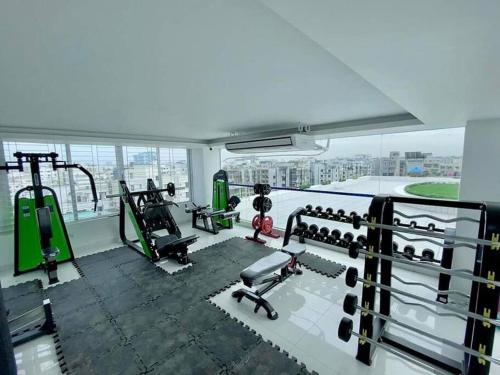 达卡Cozy Studio Apartment Basundhara的大楼内带健身器材的健身房