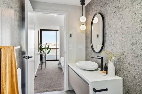 霍巴特Hobart CBD Roof Top Penthouse的一间带水槽和镜子的浴室