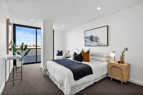 霍巴特Hobart CBD Roof Top Penthouse的白色的卧室设有床和窗户