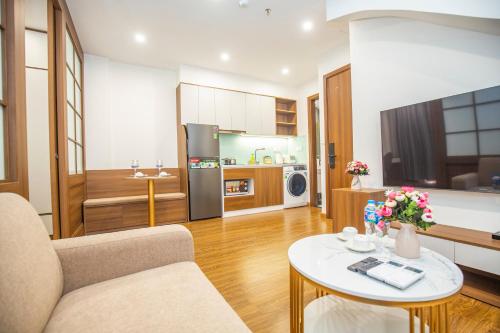 河内Sumitomo 15 Apartment - No 27 Lane 39 Linh Lang Street的客厅配有沙发和桌子