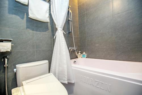河内Sumitomo 15 Apartment - No 27 Lane 39 Linh Lang Street的浴室配有白色卫生间和浴缸。