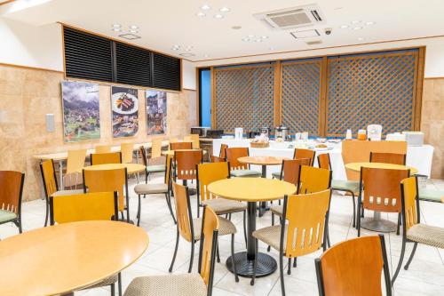 岐阜Hotel Endear Gifu的用餐室配有桌椅