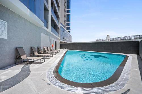 迪拜Newly Built Luxury Apt - Pool的建筑物一侧的游泳池