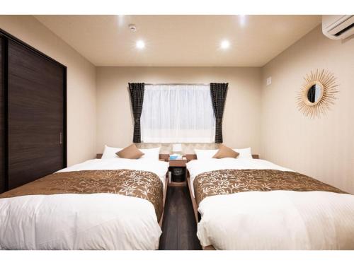 别府BEPPU NO YU SARA - Vacation STAY 87960的带窗户的客房内的两张床