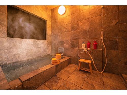 由布市YUHUROTEN YOJYOU NO BI - Vacation STAY 87032的带浴缸、卫生间和淋浴的浴室。