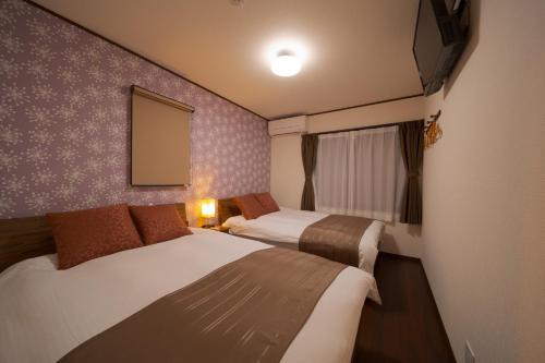 由布市Takanoya Hoshi - Vacation STAY 91923的酒店客房,设有两张床和镜子