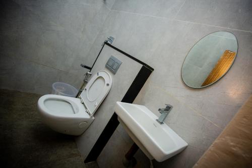 钦奈THE PARK AVENUE HOTEL - Business Class Hotel Near Central Railway Station Chennai Periyamet的一间带水槽、卫生间和镜子的浴室